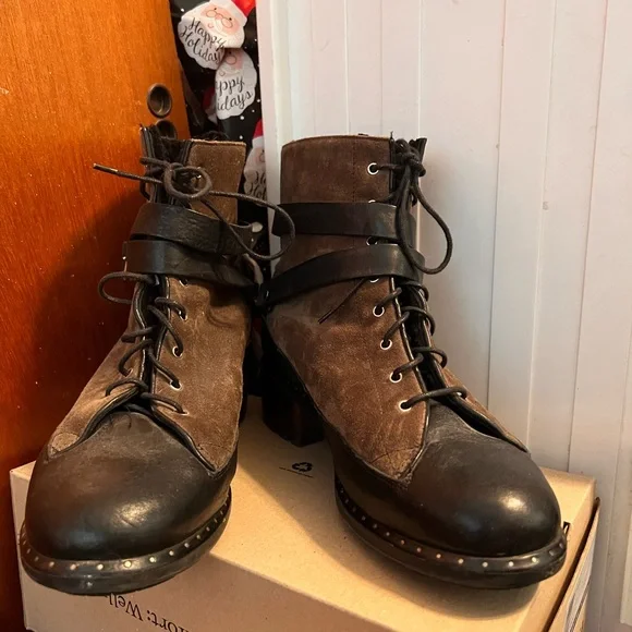 Women's Uggs Combat Boots - size 11 - Picture 3 of 7